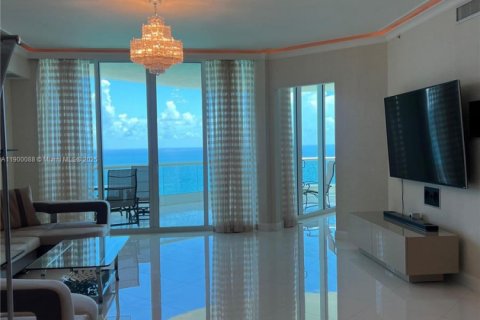 Condominio en alquiler en Sunny Isles Beach, Florida, 3 dormitorios, 257.8 m2 № 1952048 - foto 2