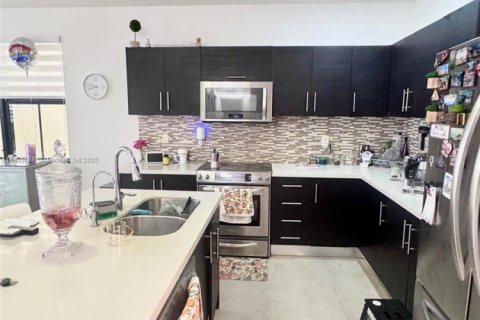 Adosado en alquiler en Doral, Florida, 4 dormitorios, 201.6 m2 № 1944611 - foto 3