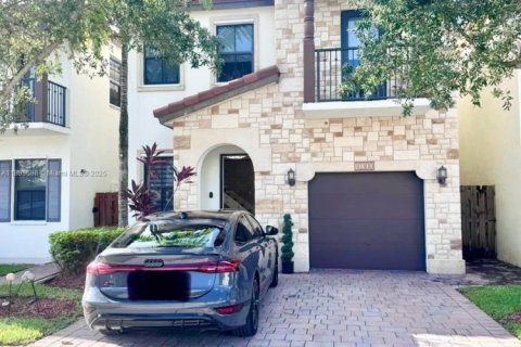 Adosado en Doral, Florida 4 dormitorios, 201.6 m2 № 1944611