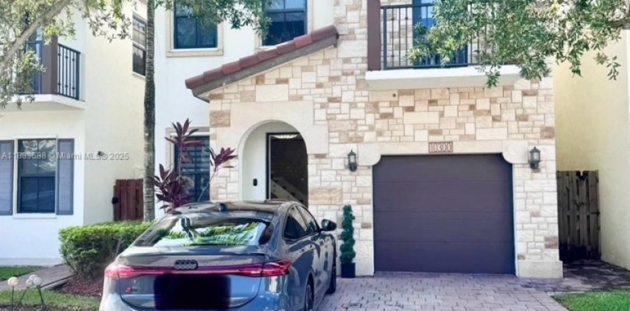 Adosado en Doral, Florida 4 dormitorios, 201.6 m2 № 1944611