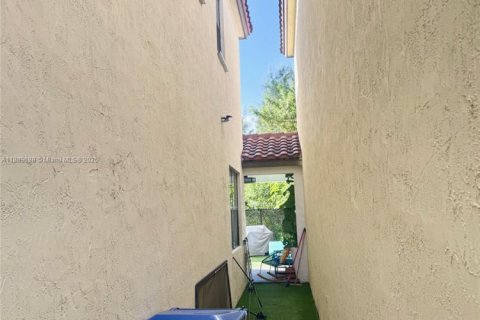 Adosado en alquiler en Doral, Florida, 4 dormitorios, 201.6 m2 № 1944611 - foto 2