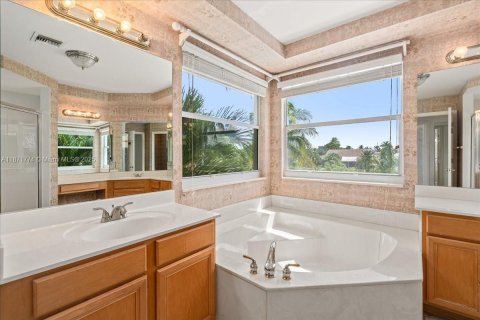 House in Coral Springs, Florida 4 bedrooms, 303.98 sq.m. № 1896029 - photo 30