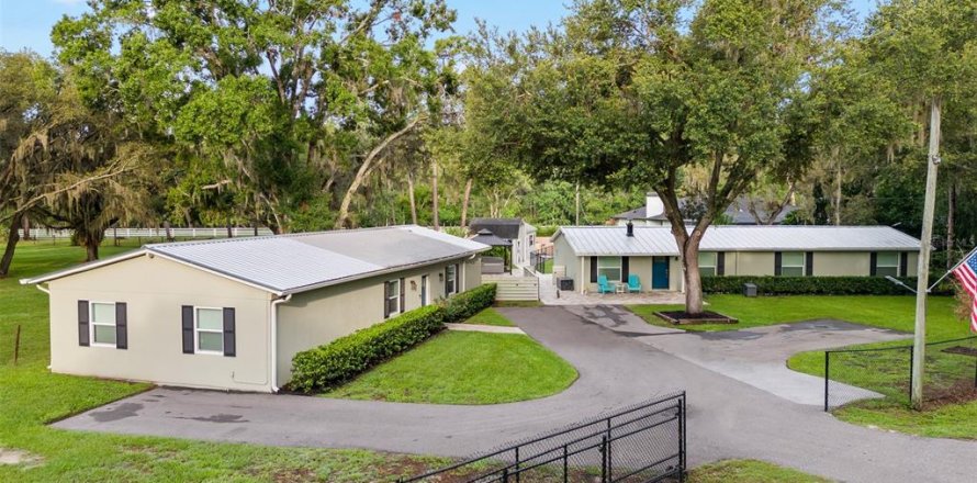 House in Land O' Lakes, Florida 3 bedrooms, 140.47 sq.m. № 1898859