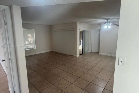 Condominio en alquiler en Coconut Creek, Florida, 2 dormitorios, 91.23 m2 № 1957557 - foto 2