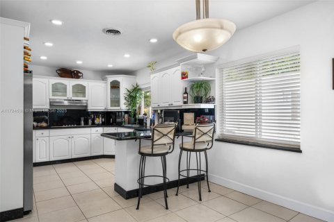House in Miami, Florida 5 bedrooms, 218.51 sq.m. № 1475211 - photo 16