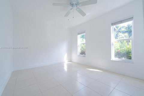 House in Miami, Florida 5 bedrooms, 218.51 sq.m. № 1475211 - photo 20