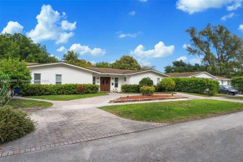 House in Miami, Florida 5 bedrooms, 218.51 sq.m. № 1475211 - photo 27