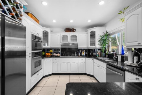 House in Miami, Florida 5 bedrooms, 218.51 sq.m. № 1475211 - photo 17