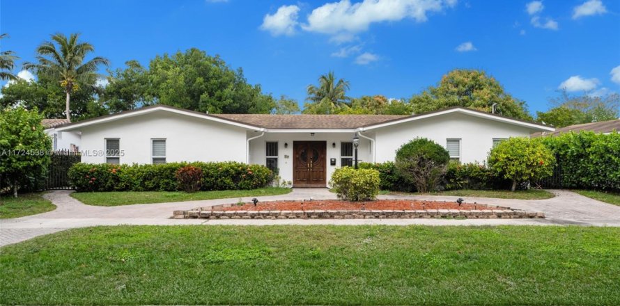 House in Miami, Florida 5 bedrooms, 218.51 sq.m. № 1475211