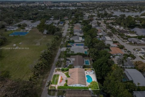 House in Miami, Florida 5 bedrooms, 218.51 sq.m. № 1475211 - photo 2