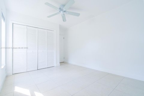House in Miami, Florida 5 bedrooms, 218.51 sq.m. № 1475211 - photo 23