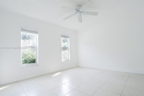House in Miami, Florida 5 bedrooms, 218.51 sq.m. № 1475211 - photo 21