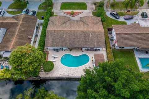 House in Miami, Florida 5 bedrooms, 218.51 sq.m. № 1475211 - photo 3