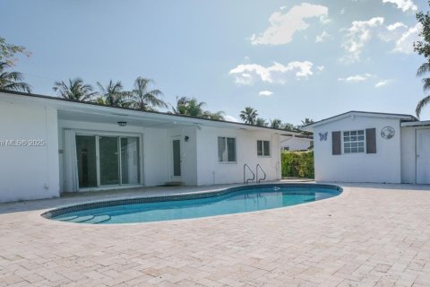House in Miami, Florida 5 bedrooms, 218.51 sq.m. № 1475211 - photo 26