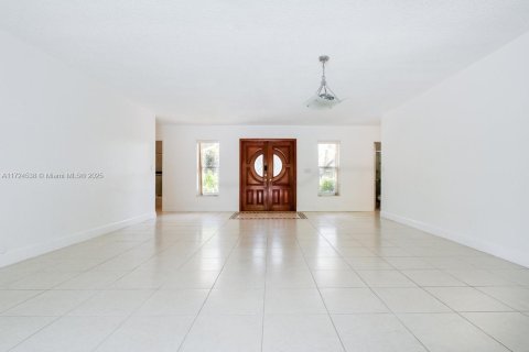 House in Miami, Florida 5 bedrooms, 218.51 sq.m. № 1475211 - photo 14