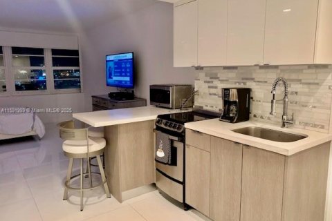 Condominio en alquiler en Miami Beach, Florida, 2 dormitorios, 110.55 m2 № 2012314 - foto 18
