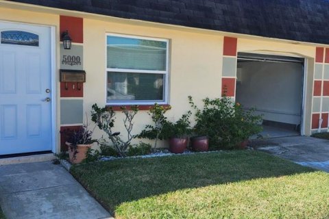House in New Port Richey, Florida 2 bedrooms, 67.08 sq.m. № 2204543
