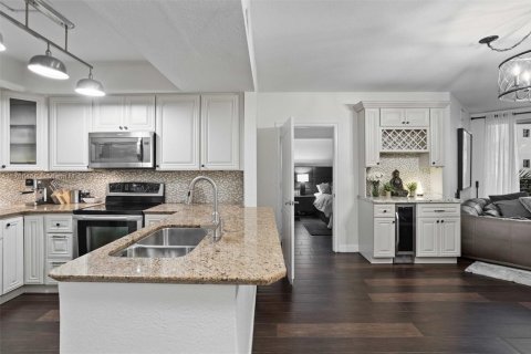 Condo in Hollywood, Florida, 2 bedrooms  № 1889561 - photo 8