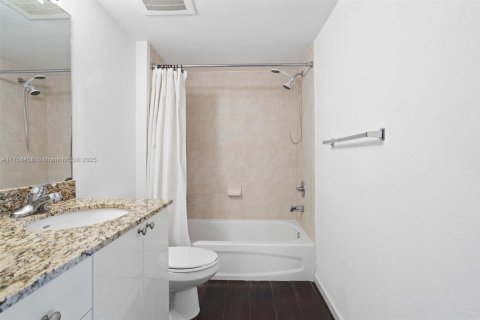 Condo in Hollywood, Florida, 2 bedrooms  № 1889561 - photo 17