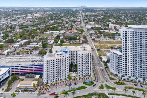 Condo in Hollywood, Florida, 2 bedrooms  № 1889561 - photo 1