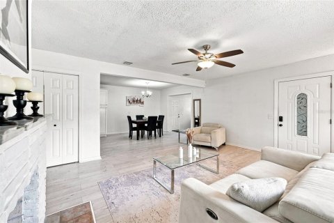 Casa en venta en Tampa, Florida, 4 dormitorios, 166.57 m2 № 2210136 - foto 9