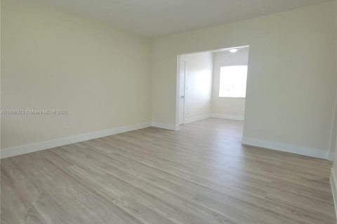 Apartamento en alquiler en Miami Beach, Florida, 1 dormitorio, 74.32 m2 № 1979298 - foto 2