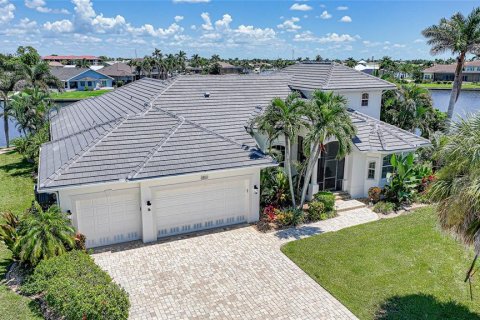 House in Punta Gorda, Florida 4 bedrooms, 311.13 sq.m. № 1893804 - photo 1