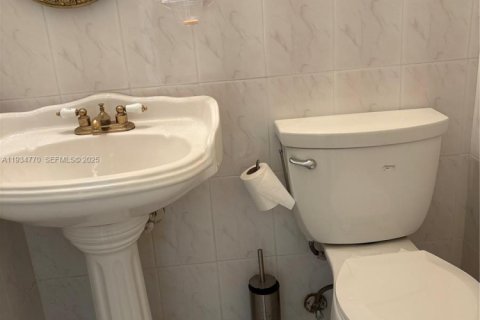 Condo in Hallandale Beach, Florida, 11 bedrooms  № 1993127 - photo 9