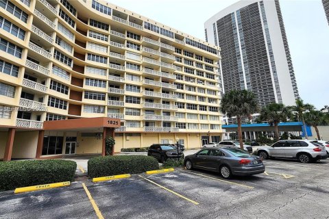 Condo in Hallandale Beach, Florida, 11 bedrooms  № 1993127 - photo 1