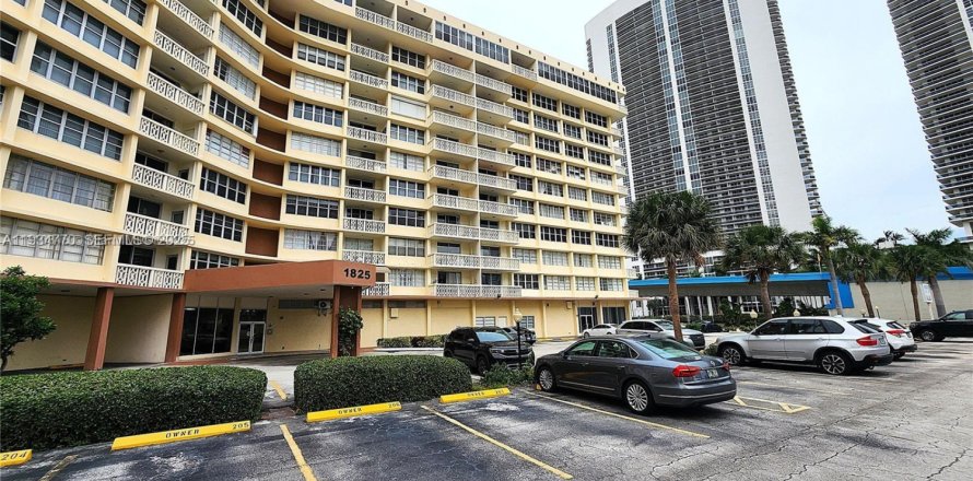 Condo in Hallandale Beach, Florida, 11 bedrooms  № 1993127