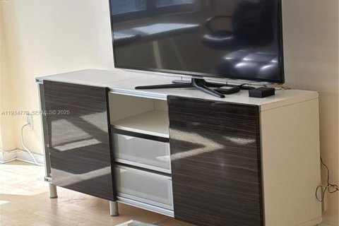 Condo in Hallandale Beach, Florida, 11 bedrooms  № 1993127 - photo 4