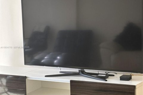 Condo in Hallandale Beach, Florida, 11 bedrooms  № 1993127 - photo 5