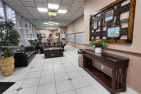 Condo in Hallandale Beach, Florida, 11 bedrooms  № 1993127 - photo 2