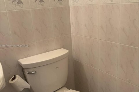 Condo in Hallandale Beach, Florida, 11 bedrooms  № 1993127 - photo 11