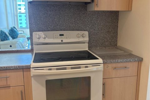 Condo in Hallandale Beach, Florida, 11 bedrooms  № 1993127 - photo 12