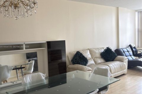 Condo in Hallandale Beach, Florida, 11 bedrooms  № 1993127 - photo 7