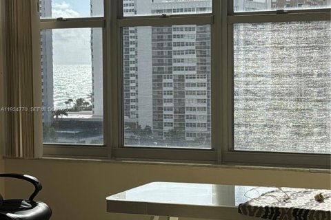 Condo in Hallandale Beach, Florida, 11 bedrooms  № 1993127 - photo 6