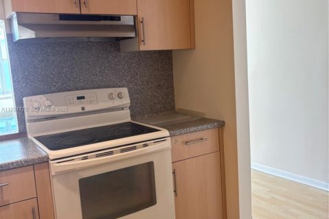 Condo in Hallandale Beach, Florida, 11 bedrooms  № 1993127 - photo 13