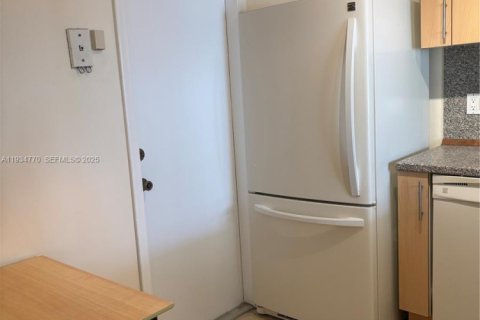 Condo in Hallandale Beach, Florida, 11 bedrooms  № 1993127 - photo 15