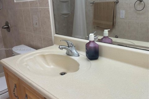 Condo in Hallandale Beach, Florida, 11 bedrooms  № 1993127 - photo 16