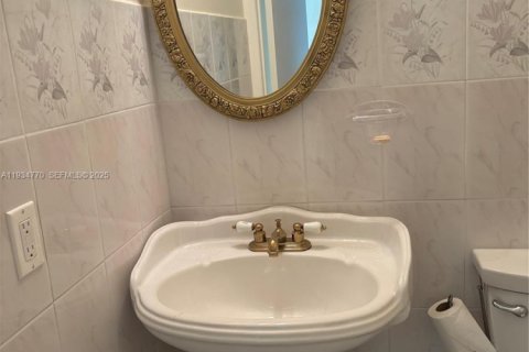 Condo in Hallandale Beach, Florida, 11 bedrooms  № 1993127 - photo 10