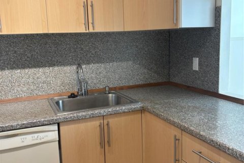 Condo in Hallandale Beach, Florida, 11 bedrooms  № 1993127 - photo 14