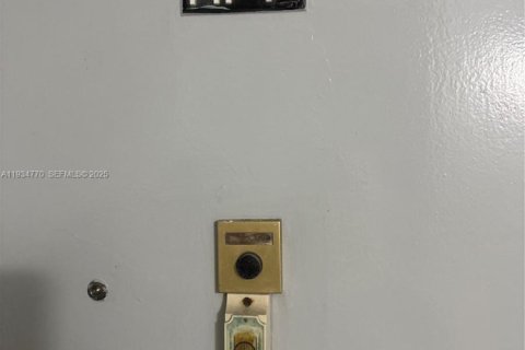 Condo in Hallandale Beach, Florida, 11 bedrooms  № 1993127 - photo 3