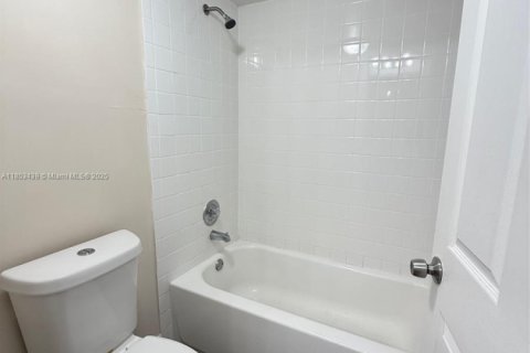 Condominio en alquiler en Miami, Florida, 3 dormitorios, 117.61 m2 № 1960152 - foto 17