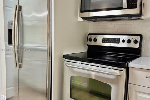 Condominio en alquiler en Miami, Florida, 3 dormitorios, 117.61 m2 № 1960152 - foto 5