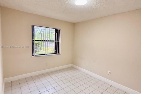 Condominio en alquiler en Miami, Florida, 3 dormitorios, 117.61 m2 № 1960152 - foto 11