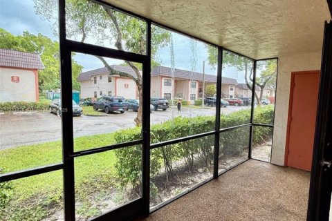 Condominio en alquiler en Miami, Florida, 3 dormitorios, 117.61 m2 № 1960152 - foto 19