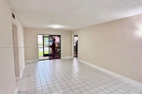 Condominio en alquiler en Miami, Florida, 3 dormitorios, 117.61 m2 № 1960152 - foto 8