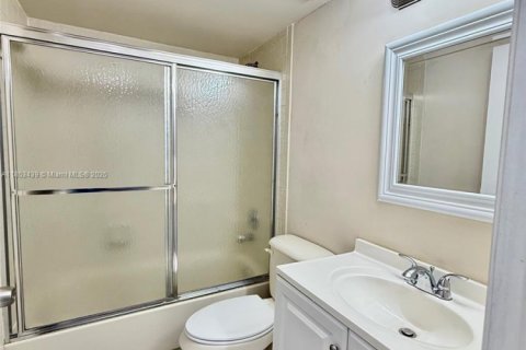 Condominio en alquiler en Miami, Florida, 3 dormitorios, 117.61 m2 № 1960152 - foto 12