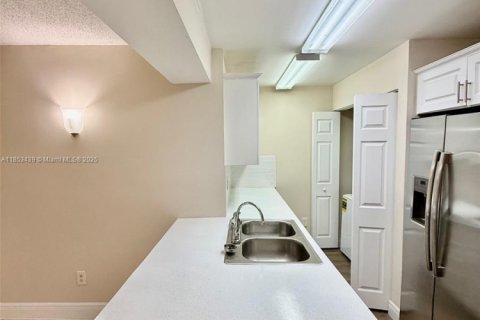 Condominio en alquiler en Miami, Florida, 3 dormitorios, 117.61 m2 № 1960152 - foto 9